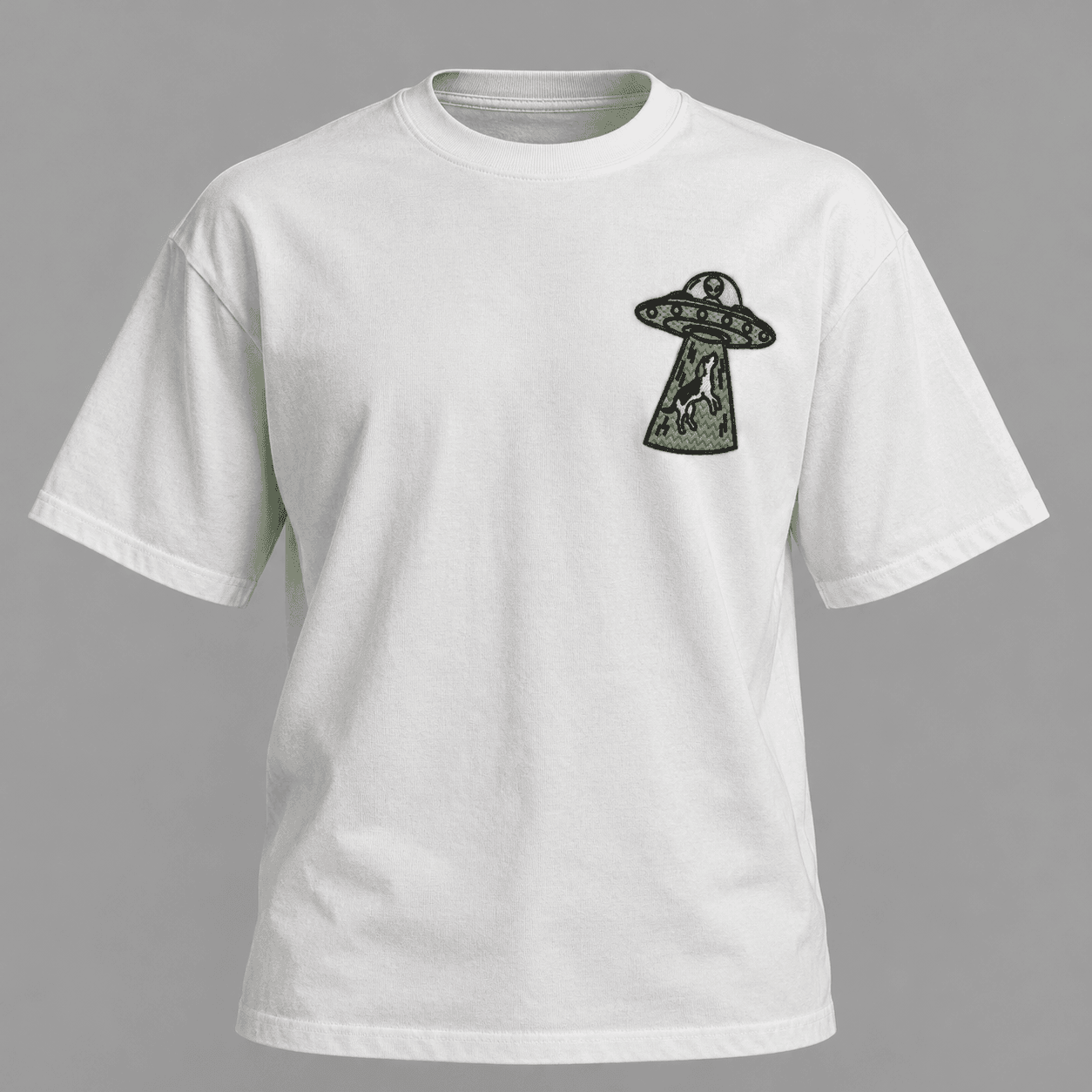 Playera blanca con parche de OVNI y perro